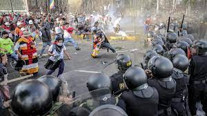 Las batallas campales han llegado a Lima este pasado jueves, golpeando a la capital con toda la potencia y la ira del descontento: la Toma de Lima. Ahora, tras las protestas sin descanso de los últimos días, la capital arde, de manera literal. Los manifestantes se pelean entre ellos, se enfrentan a los policías, y las fuerzas del orden, compuestas por más de 11.000 agentes armados, responden con violencia. Se prende fuego a las calles y a los edificios mientras la turba avanza hacia el Congreso, con el único objetivo de entrar en los edificios oficiales y hacerse escuchar.