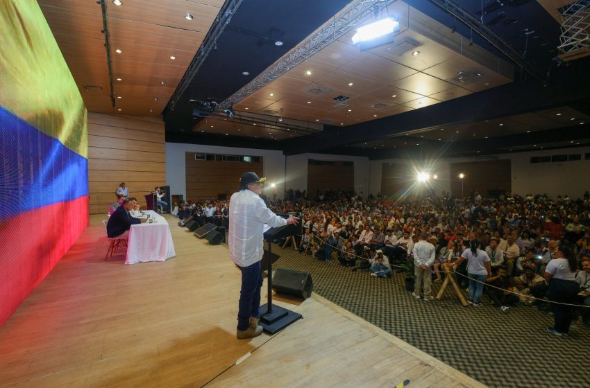  Petro denuncia que se viene fraguando un golpe de Estado ‘a la colombiana’