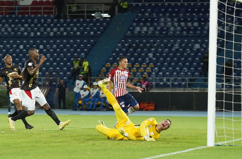  «Le salió el diablo al América» Junior le «empacó» 3 goles y se mantiene entre los ocho