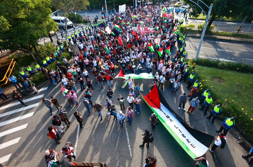  Petro reprocha brutal ataque de funcionarios de alcaldía de Medellín contra marchantes en Medellín