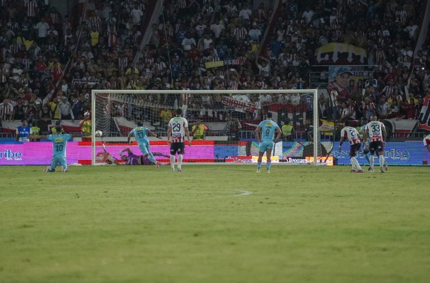  Si no se sufre, no es Junior: Silveira salvó en el último minuto