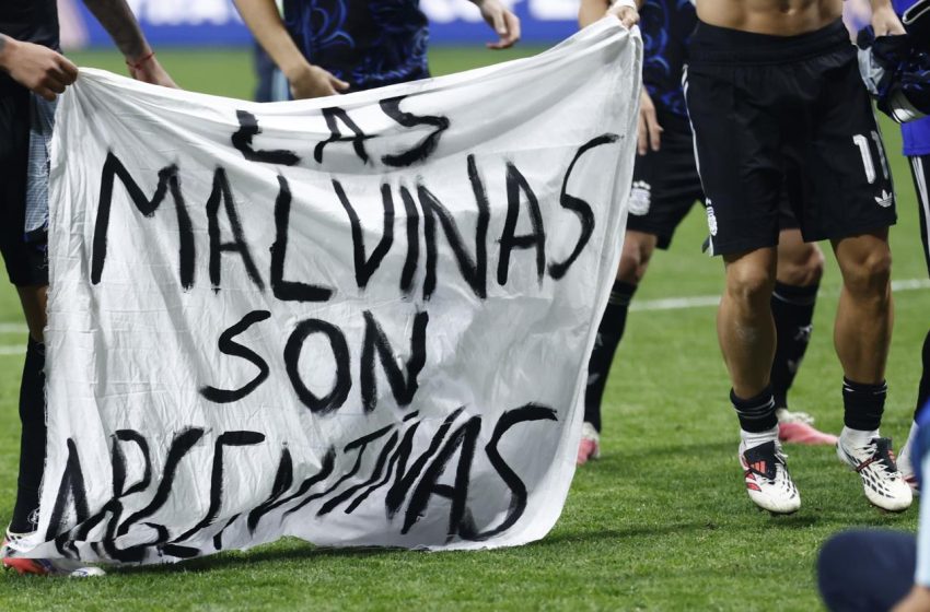  «Las Malvinas son argentinas» pancarta de jugadores en triunfo sobre Inglaterra