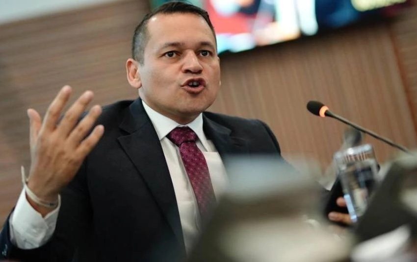  Senador Alejandro Ocampo, denunció presuntas maniobras jurídicas y falta de transparencia en la fundación de la primera dama, Ana Lucía Pineda